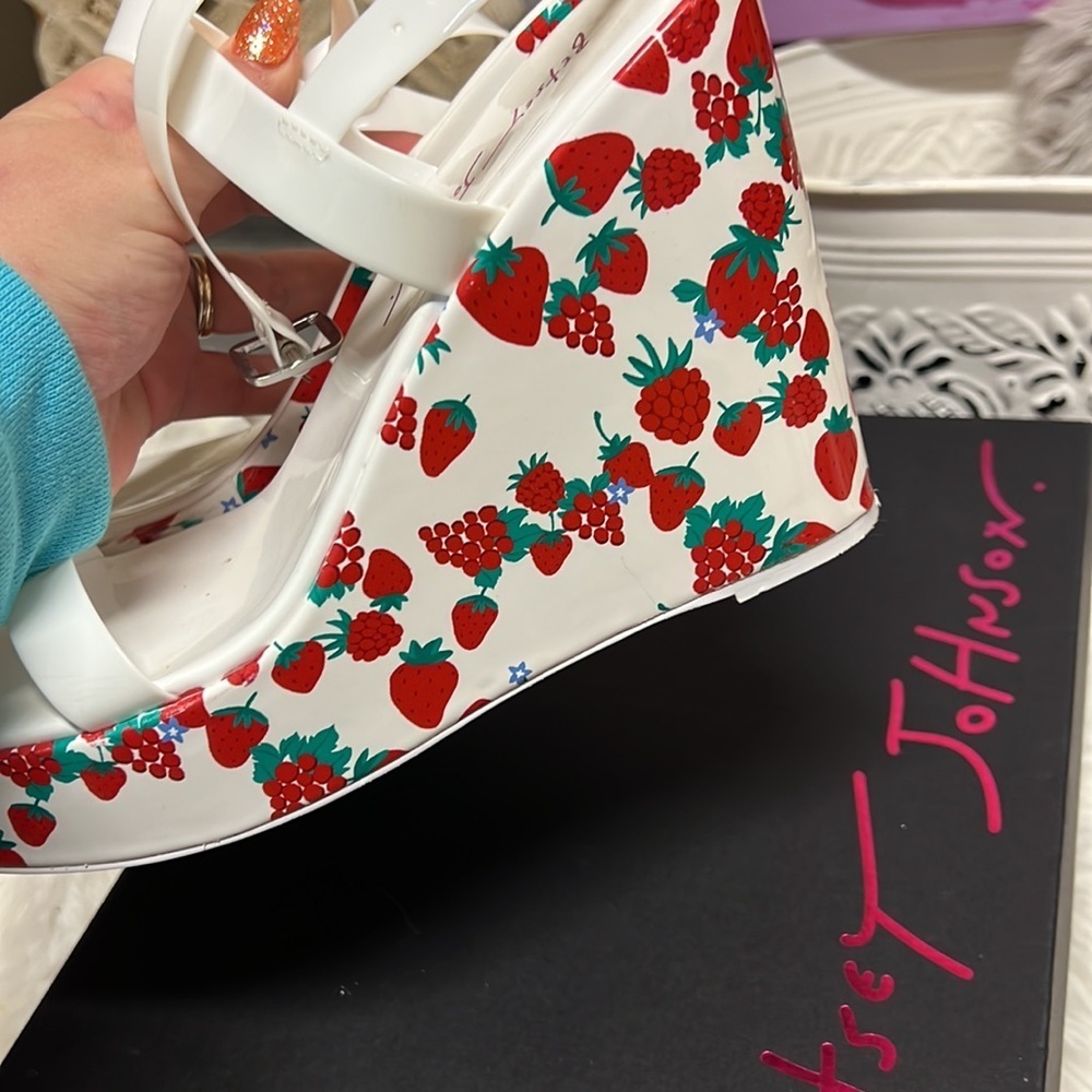 Betsey Johnson Landry Berry Wedge Sandal Size 8.5 - Picture 4 of 7